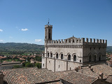 Gubbio leží uprostřed zalesněných kopců